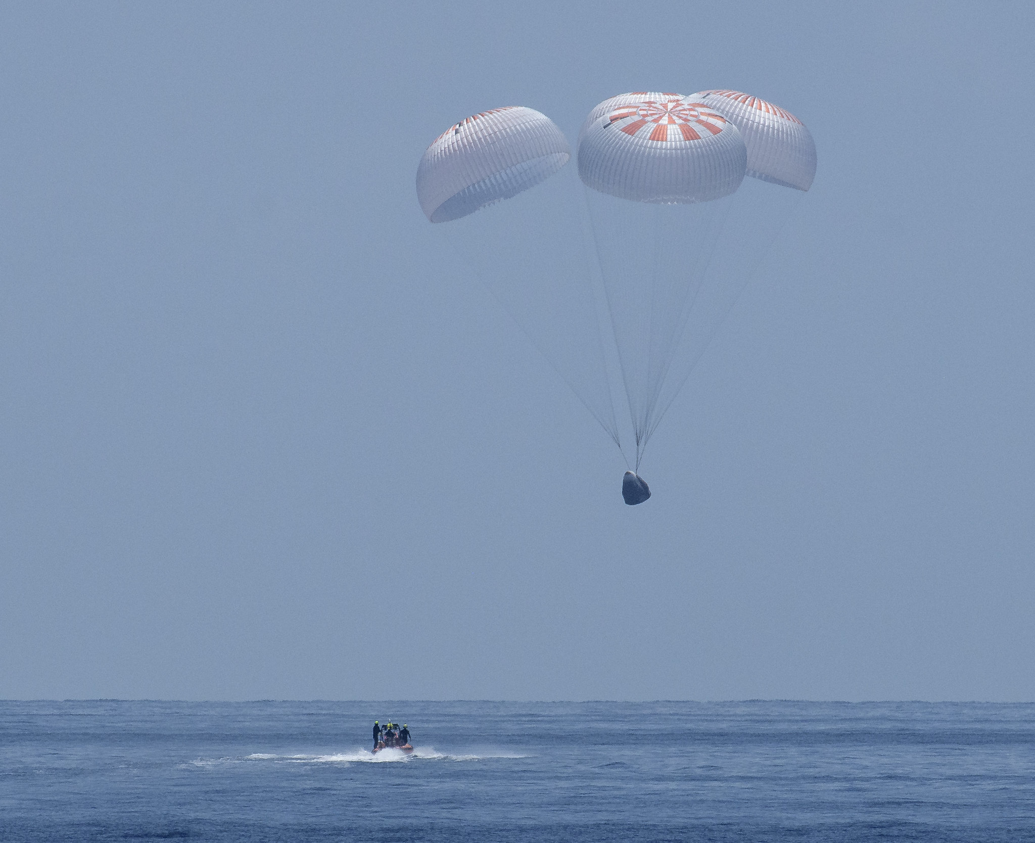 Фото: как происходила посадка модуля Crew Dragon в океане