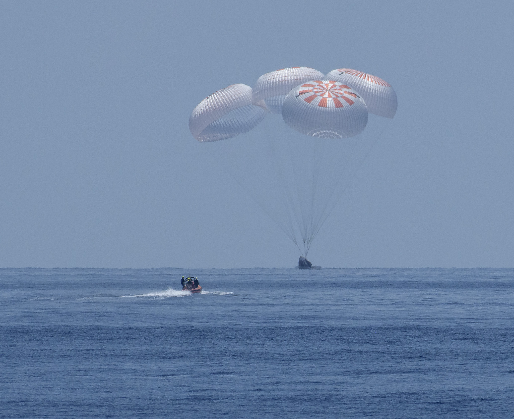 Фото: как происходила посадка модуля Crew Dragon в океане