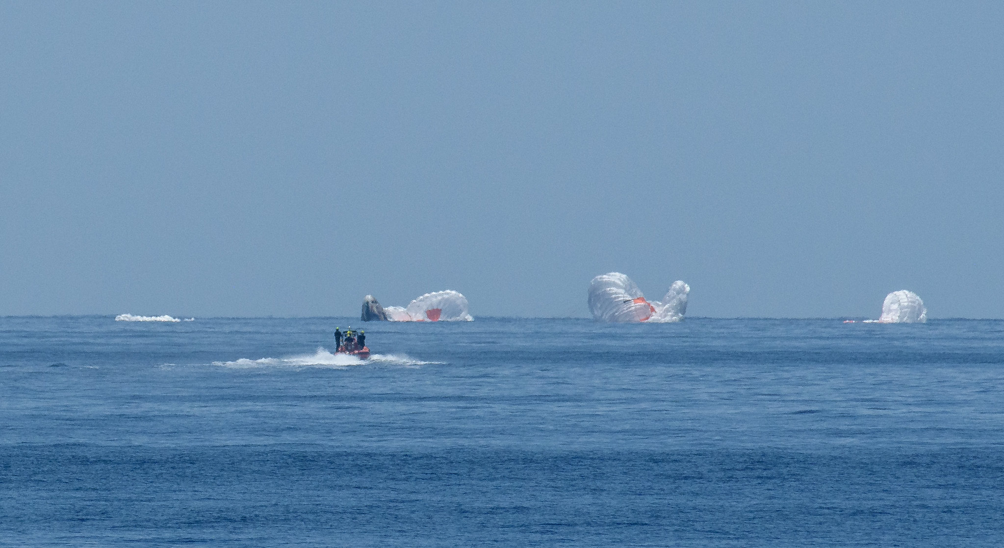 Фото: як відбувалася посадка модуля Crew Dragon в океані