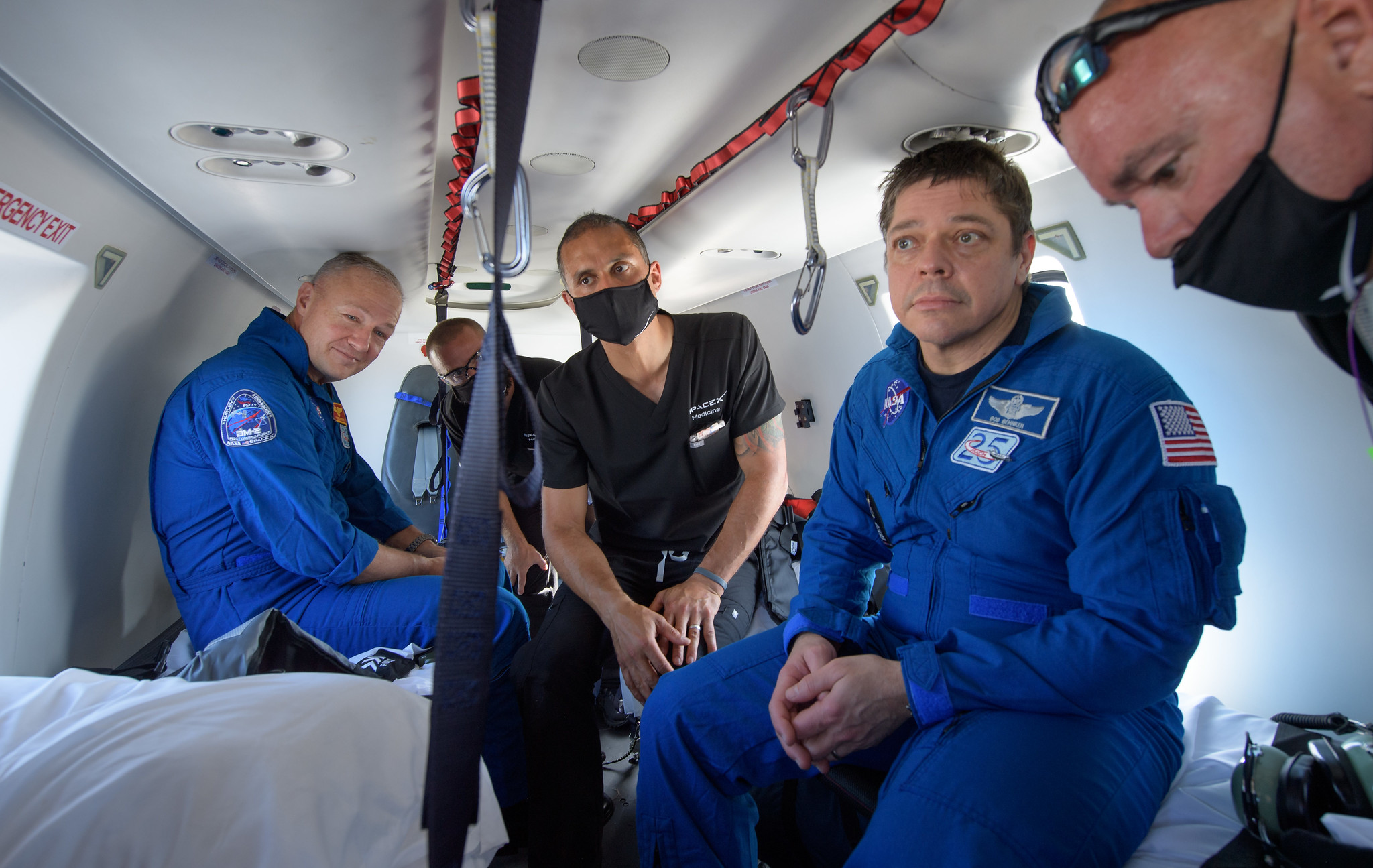 Фото: як відбувалася посадка модуля Crew Dragon в океані