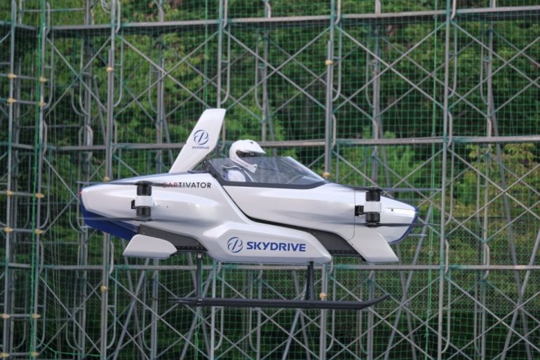 Летающий автомобиль SkyDrive совершил первый тестовый полет с человеком на борту