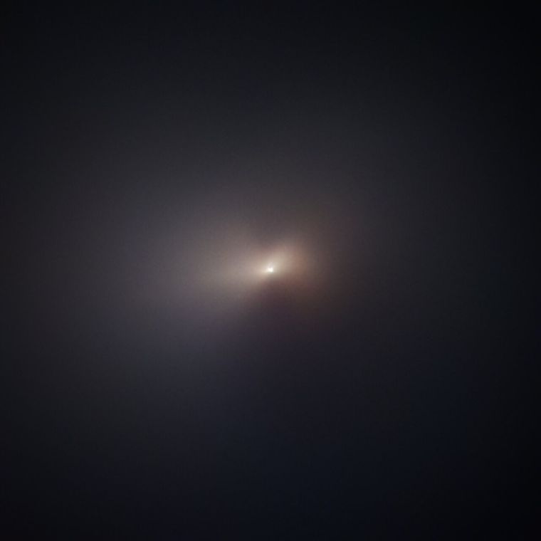 Фото: Hubble сфотографировал комету NEOWISE рядом с Солнцем