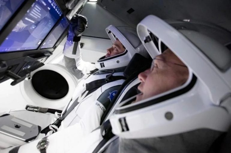SpaceX показала запись возвращения Crew Dragon на Землю