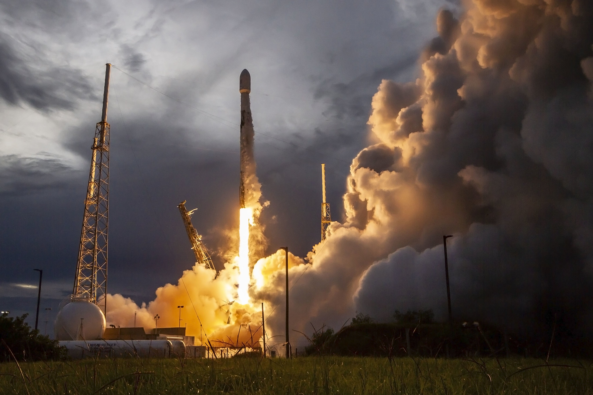 Фото: как выглядел полярный запуск ракеты Falcon 9 от SpaceX