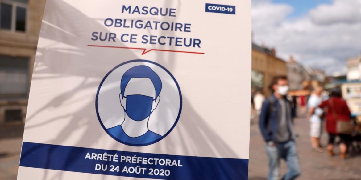 У Франції роботи контролюватимуть носіння масок
