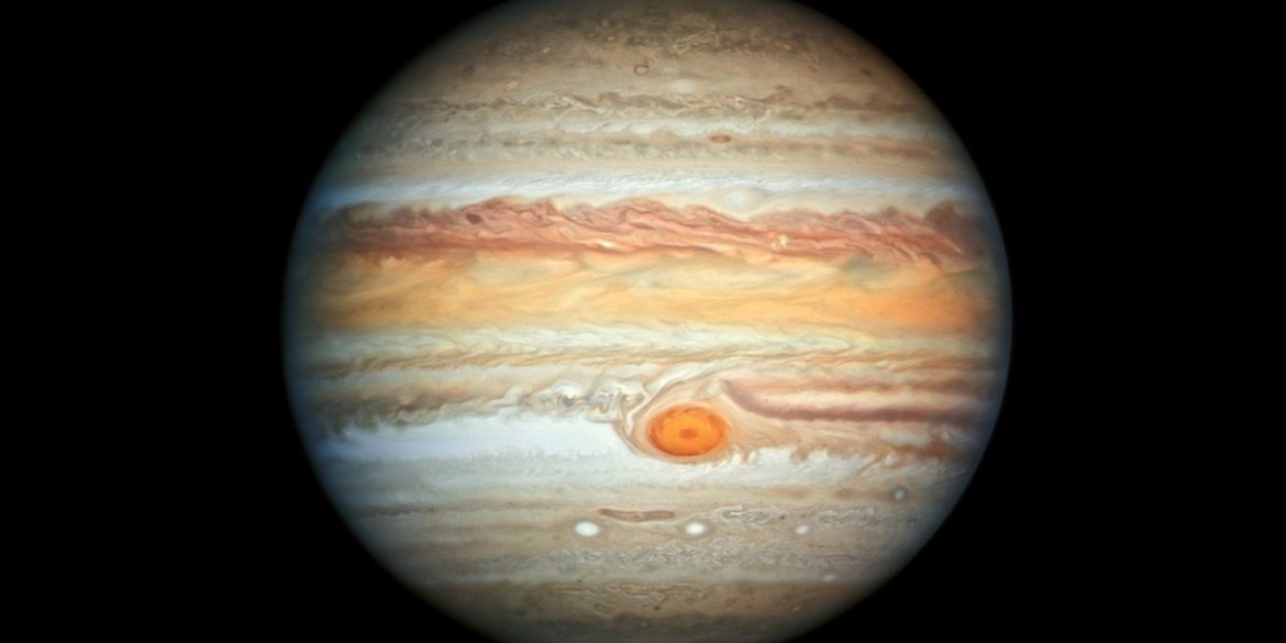 Ученые опубликовали новые снимки Юпитера, сделанные Хабблом