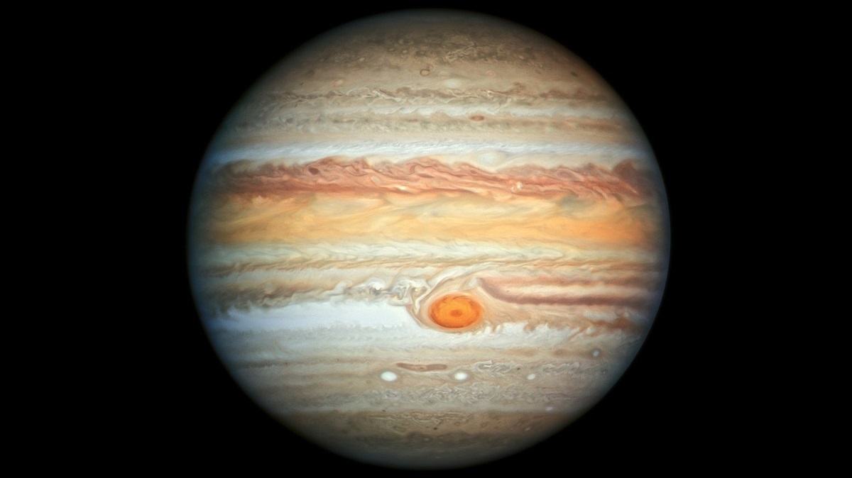 Ученые опубликовали новые снимки Юпитера, сделанные Хабблом