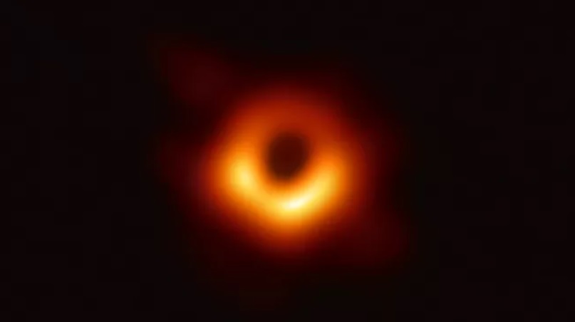 Ученые опубликовали новый снимок черной дыры массой 6,5 млрд Солнц