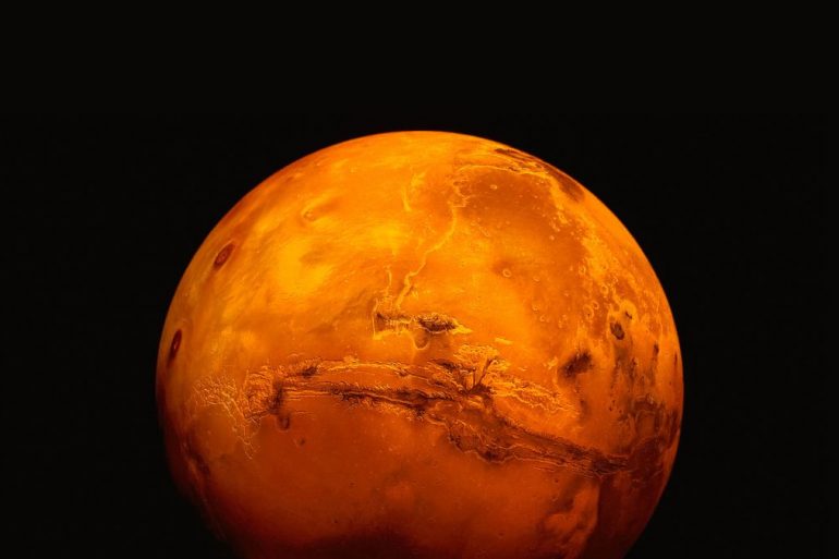 Вчені знайшли докази існування підземних озер на Марсі
