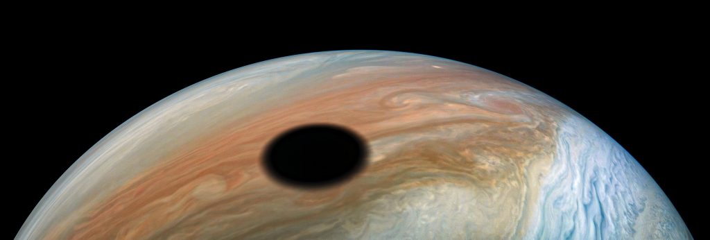 Апарат NASA Juno зняв сонячне затемнення на Юпітері
