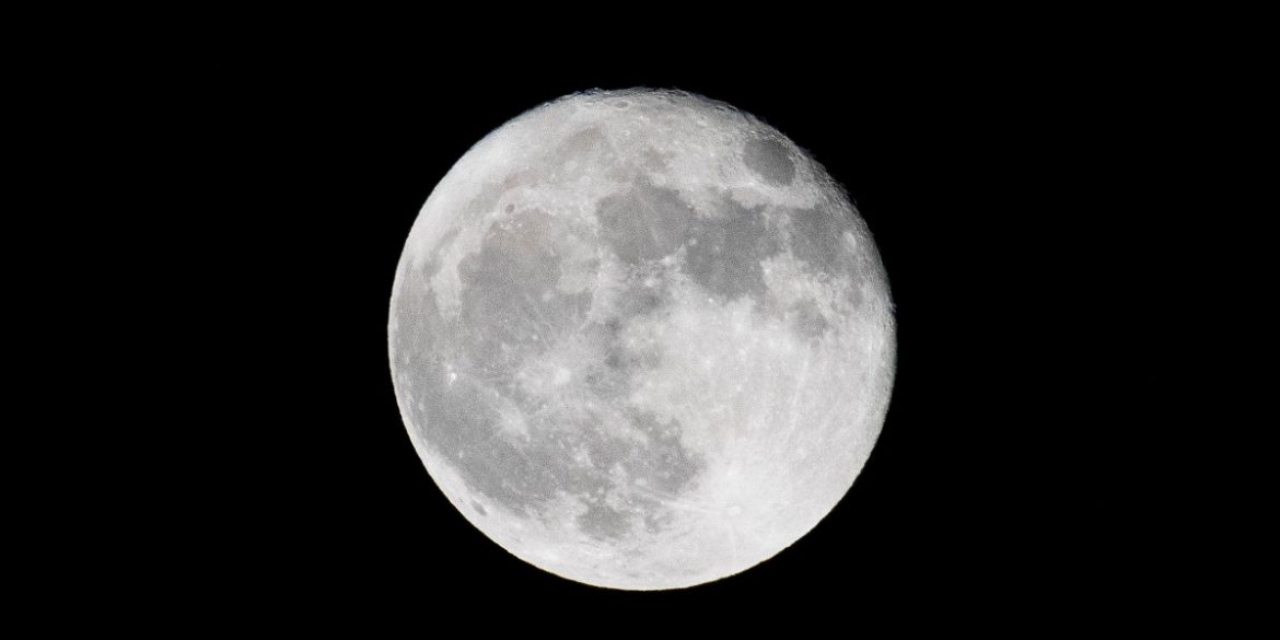 NASA знайшли воду на сонячній стороні Місяця