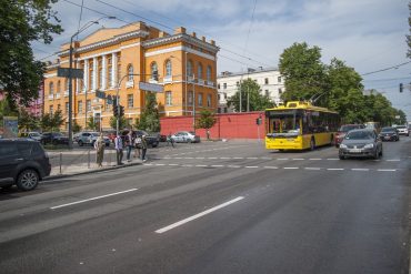 В Украине будут с помощью камер фиксировать нарушителей на полосах общественного транспорта