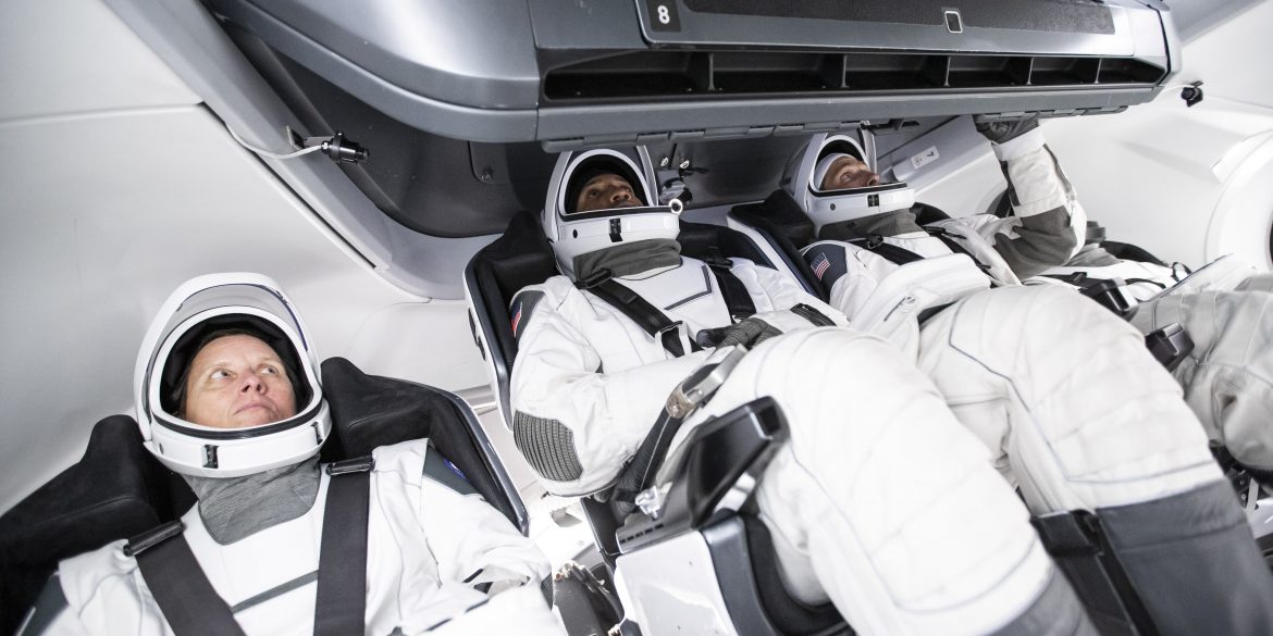 SpaceX запустила корабль Crew Dragon с четырьмя астронавтами на МКС