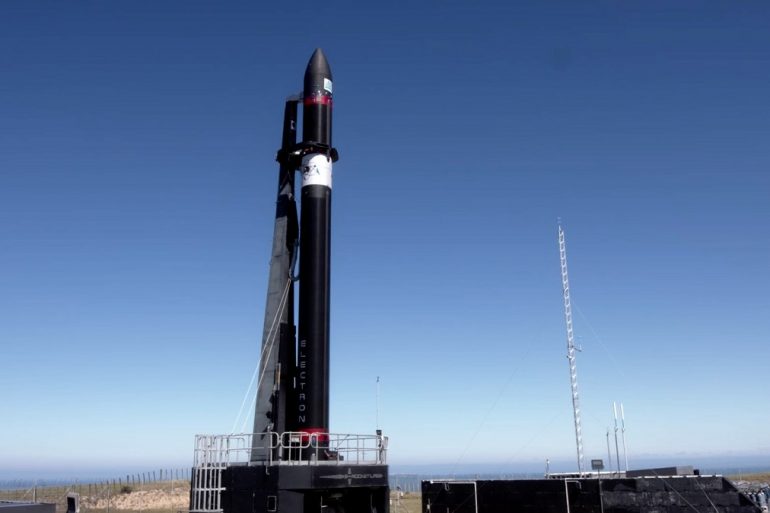 Компанія Rocket Lab повернула першу ступінь своєї ракети на Землю