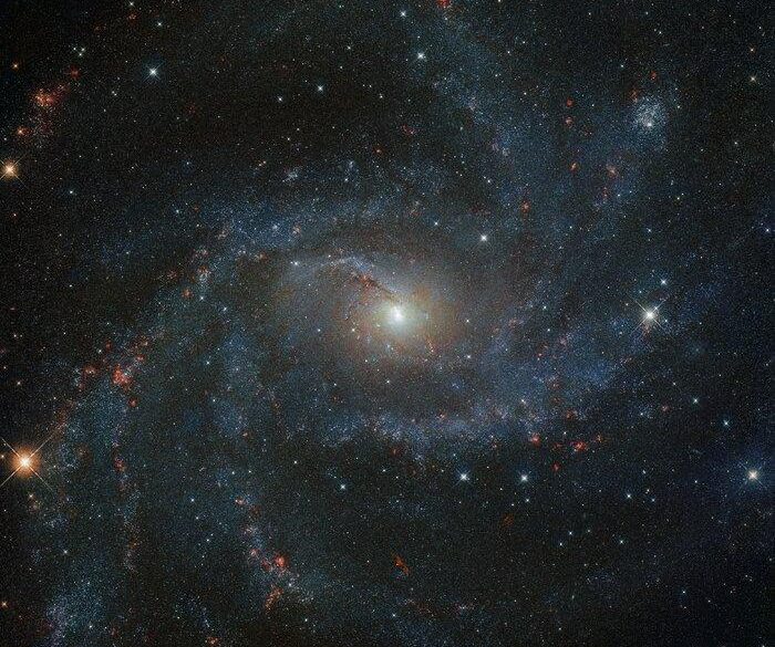 Обсерватория Хаббл показала фотографии галактики-фейерверка