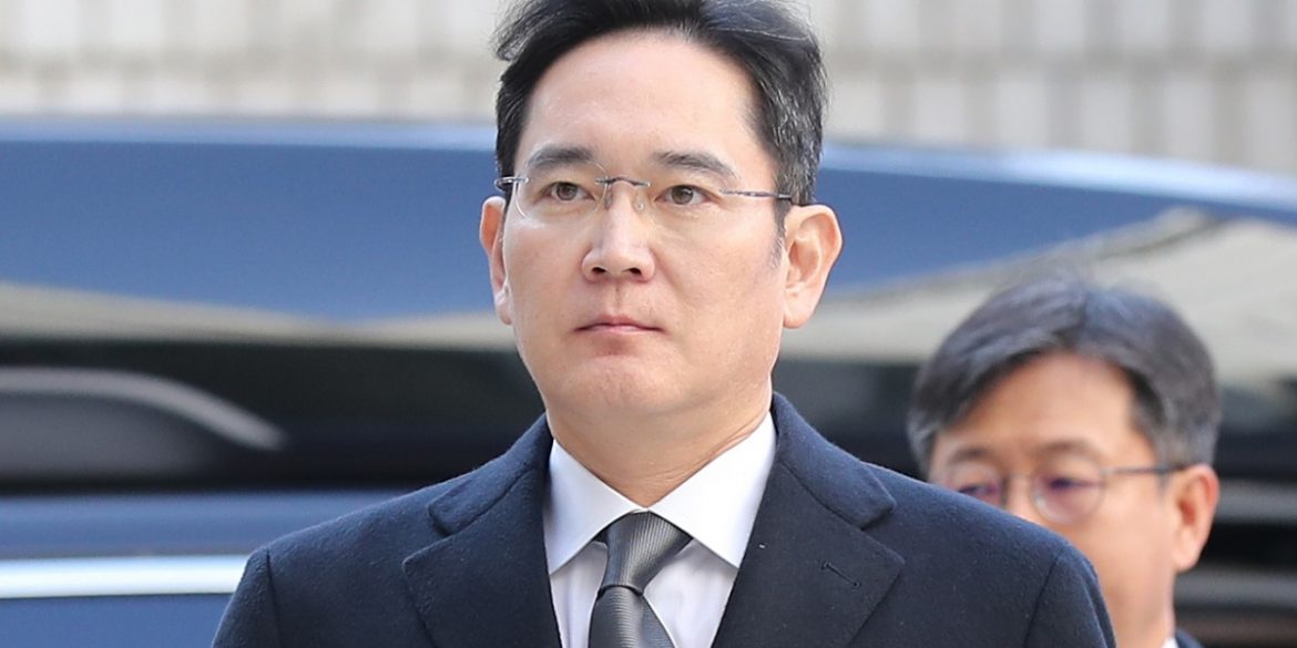 Голова Samsung засуджений на два з половиною роки в'язниці за хабарництво