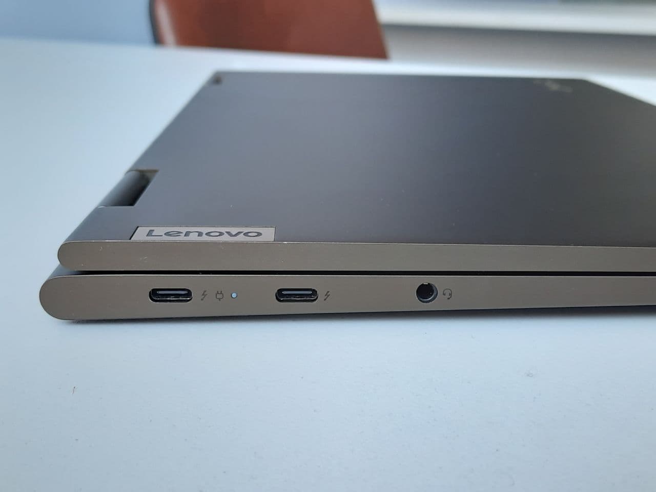 Огляд Lenovo Yoga 7i. Компактний трансформер з акцентом на безпеці