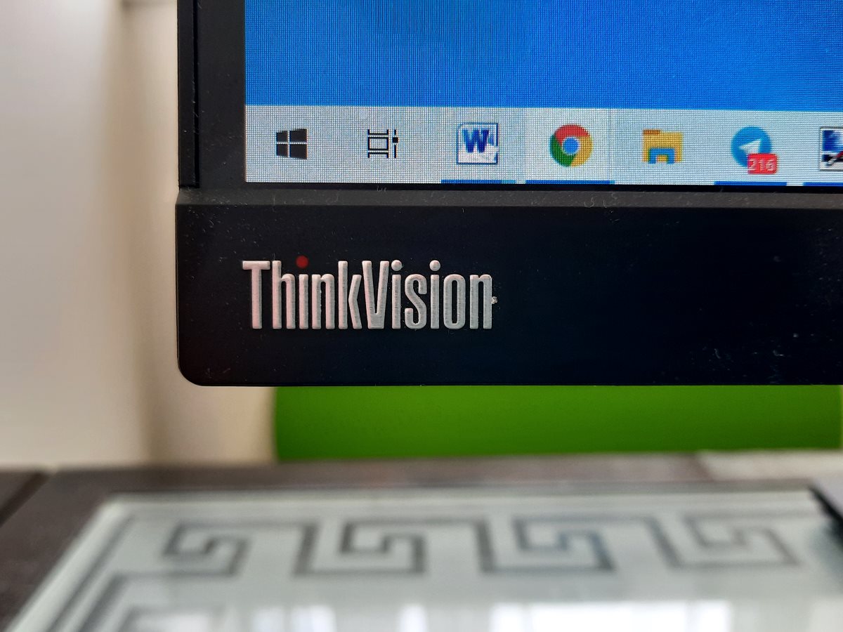 Безрамковий офіс вдома. Огляд монітора ThinkVision T27h-20 від Lenovo