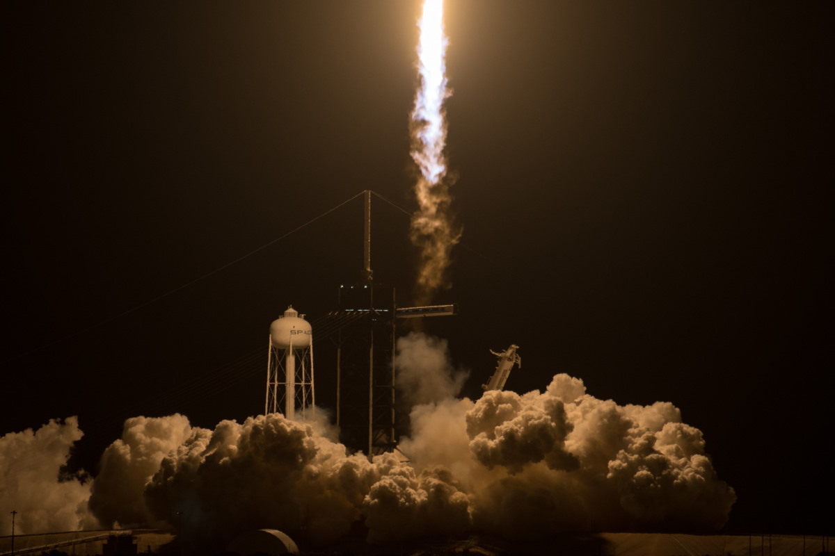 Фото: NASA та SpaceX вдало відправили Crew Dragon до МКС