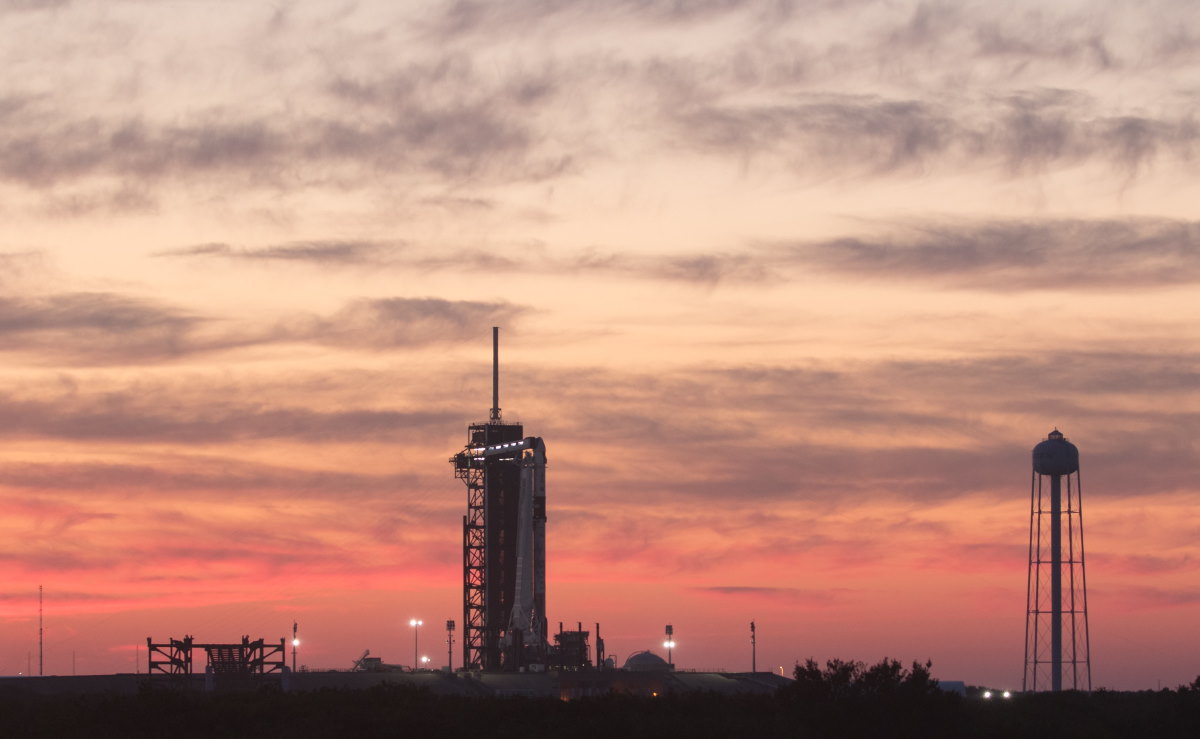 Фото: NASA показала ракету Falcon 9 перед місією Crew-2