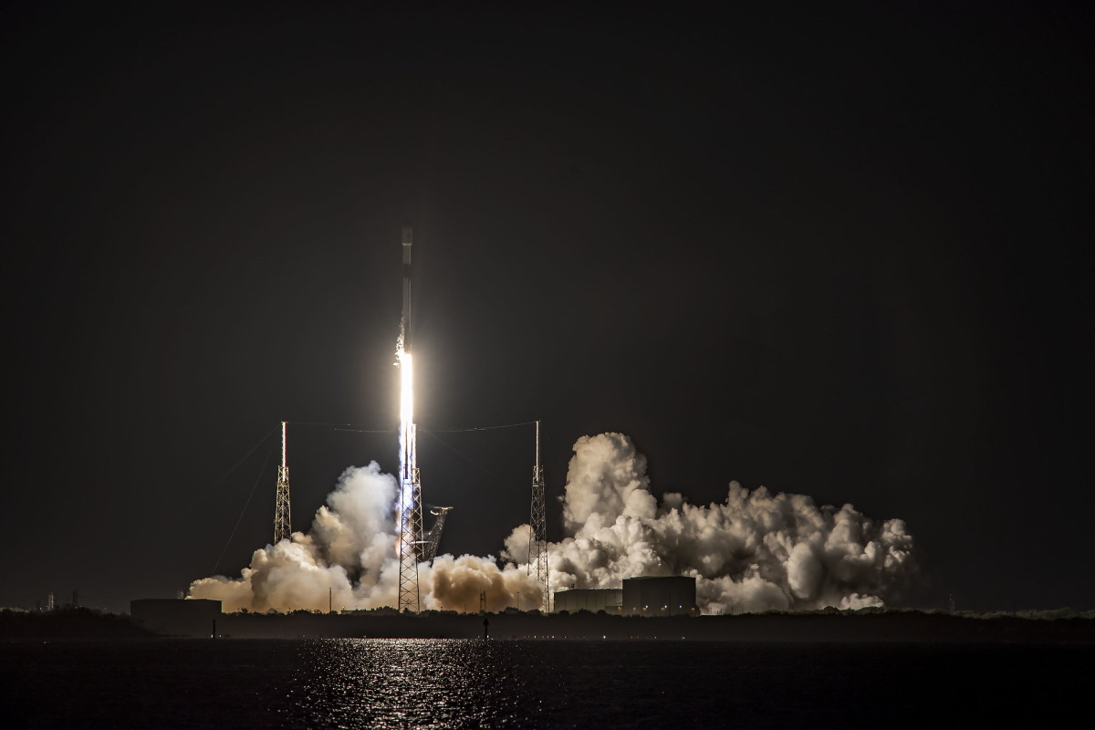 Фото: как выглядел старт очередной миссии Starlink от SpaceX