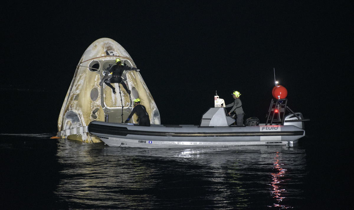 Фото: місія Crew Dragon-1 успішно сіла на воду в Атлантиці