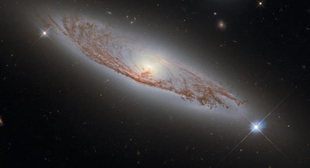 Hubble сфотографировал спиральную галактику из созвездия Девы