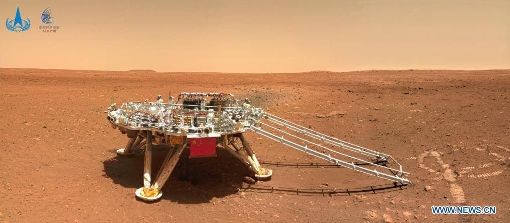 Китайський марсохід «Чжужун» надіслав яскраві селфі з червоної планети