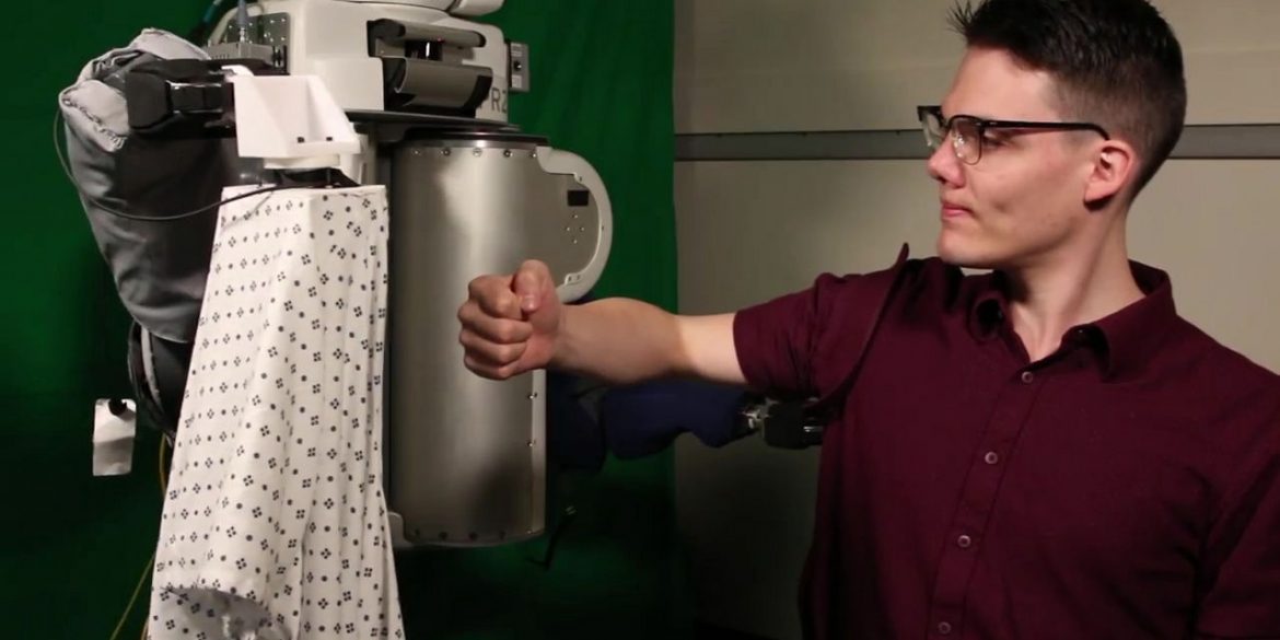 Фахівці MIT створили робота, який допомагає людині одягнутися