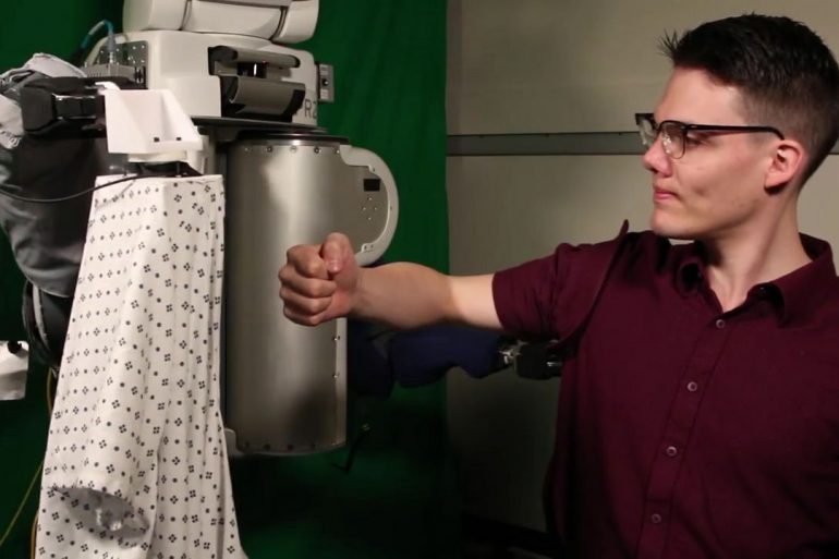 Специалисты MIT создали робота, который помогает человеку одеться