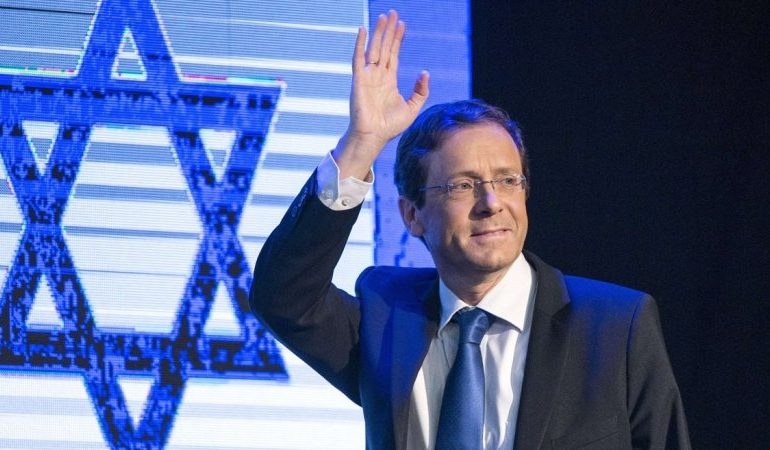 Новоизбранному президенту Израиля вручили текст присяги в виде NFT-токена
