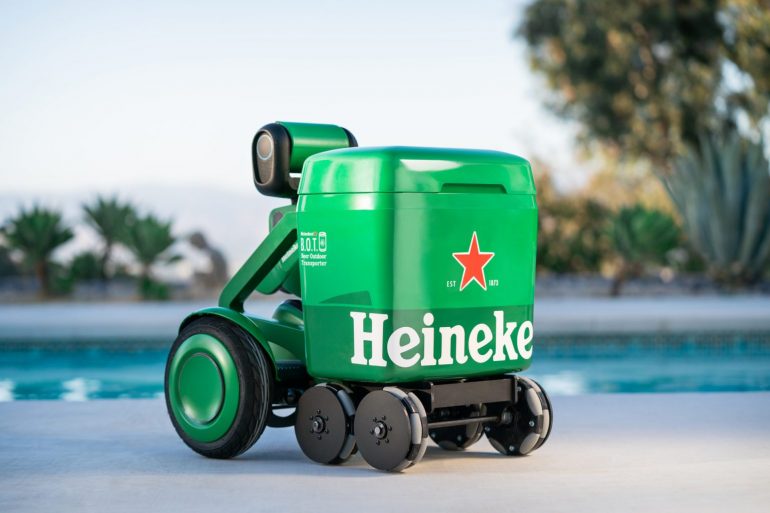 Heineken представил робот-холодильник с искусственным интеллектом, который сам доставляет владельцу пиво