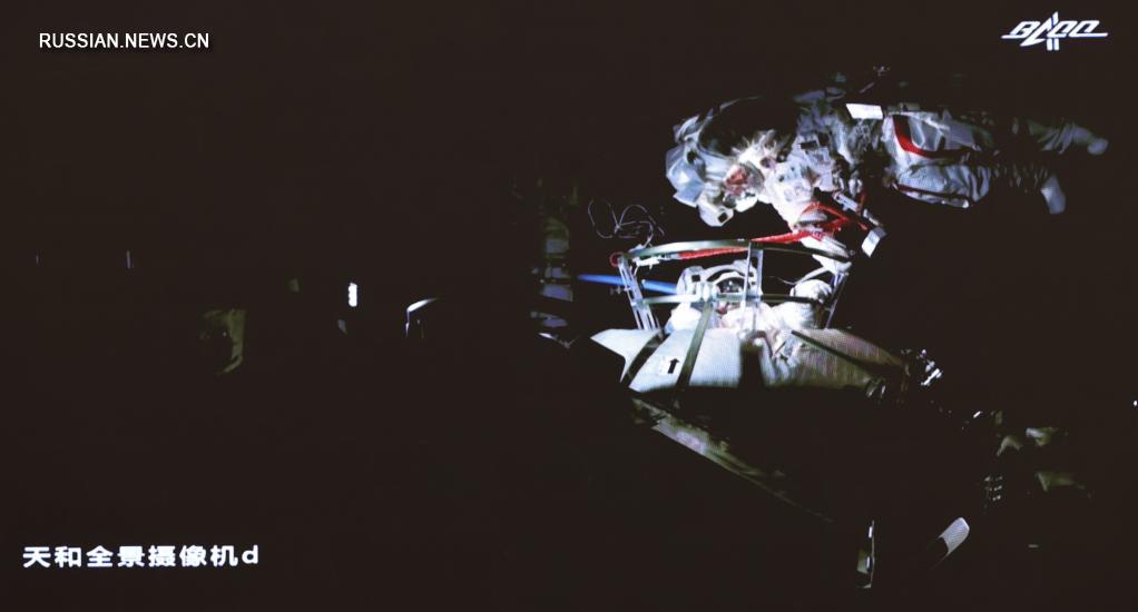 Китайські космонавти на сім годин вийшли у відкритий космос. Фото