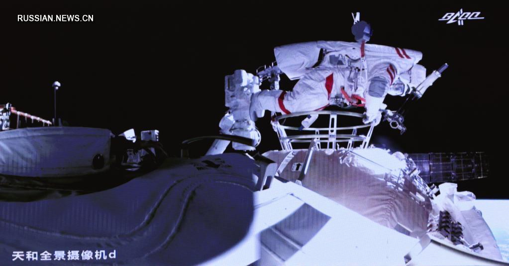 Китайские космонавты на 7 часов вышли в открытый космос. Фото