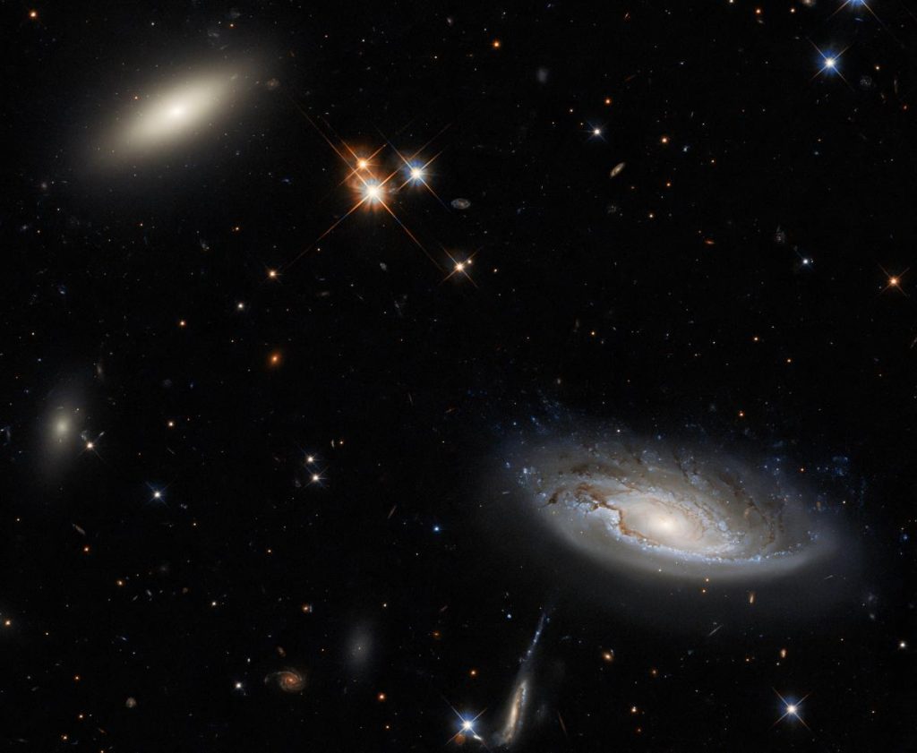 Телескоп Хаббл снял две гигантские галактики в скоплении галактик Персей