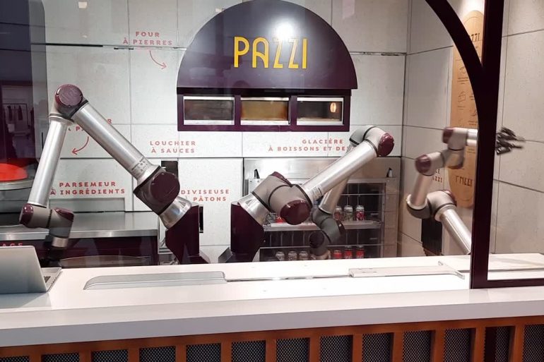 В Париже открылась пиццерия, в которой готовят роботы