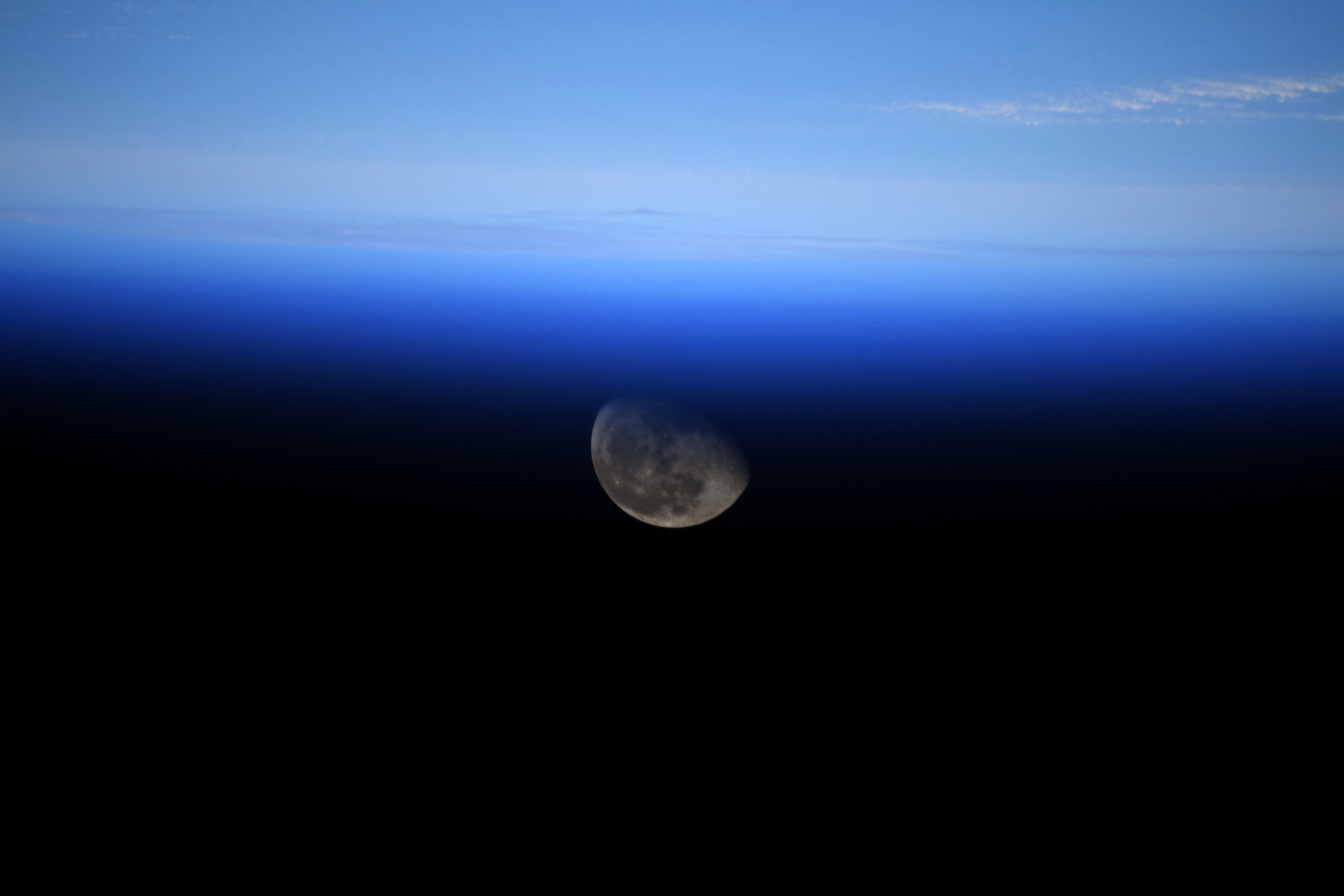 Астронавт МКС показав незвичне фото Місяця