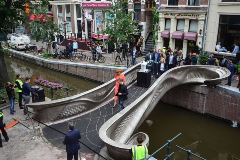 В Амстердаме открыли первый в мире стальной мост, напечатанный на 3D-принтере