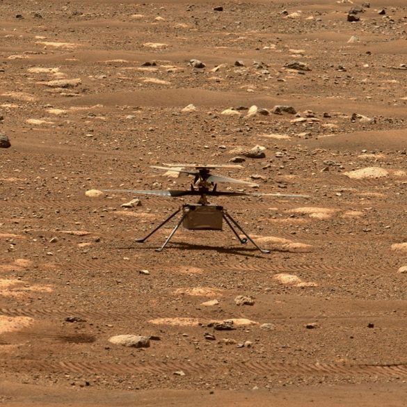 Вертолет NASA прислал новые яркие снимки с Марса