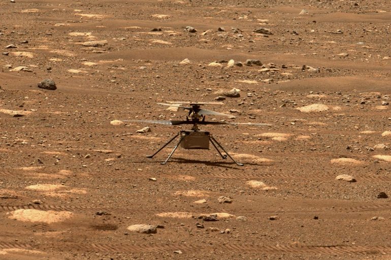 Вертолет NASA прислал новые яркие снимки с Марса