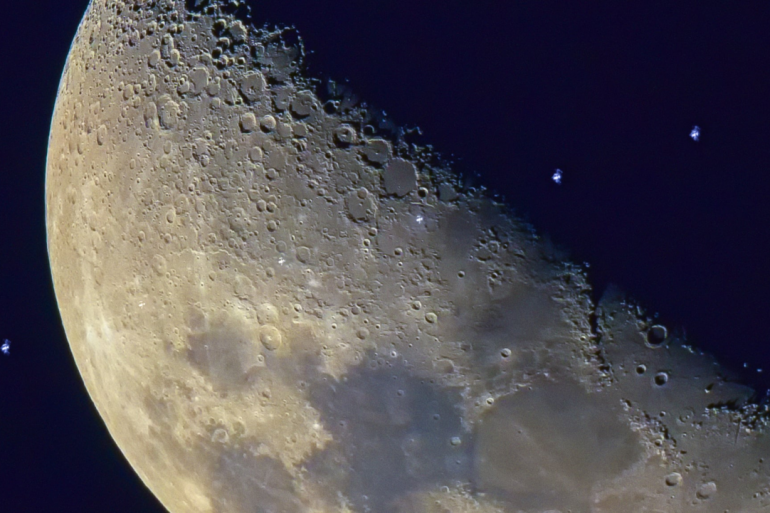Астронавт МКС показал необычное фото Луны