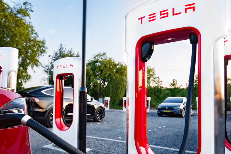 Маск пообіцяв зробити зарядні станції Tesla доступними для інших електромобілів