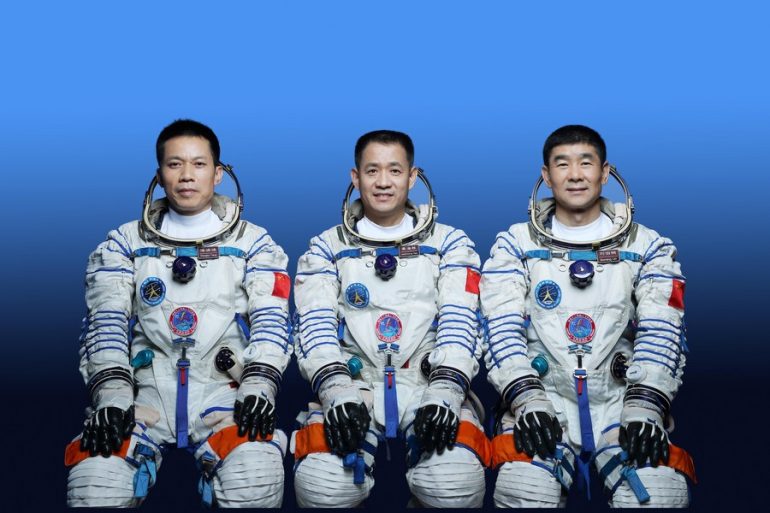 Китайские космонавты успешно вышли в открытый космос