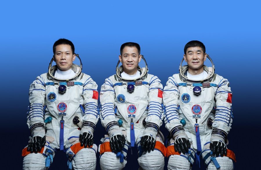 Китайские космонавты успешно вышли в открытый космос