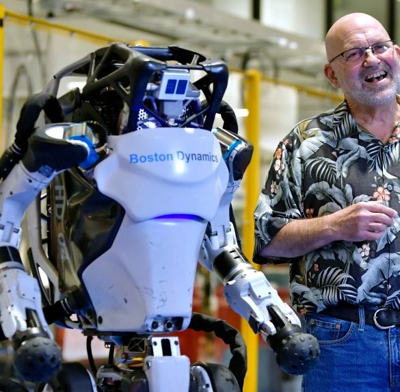 Boston Dynamics показала, як її роботи проходять смугу перешкод і роблять сальто