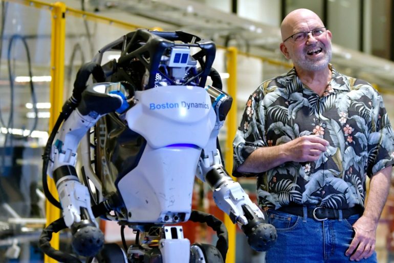Boston Dynamics показала, как ее роботы проходят полосу препятствий и делают сальто
