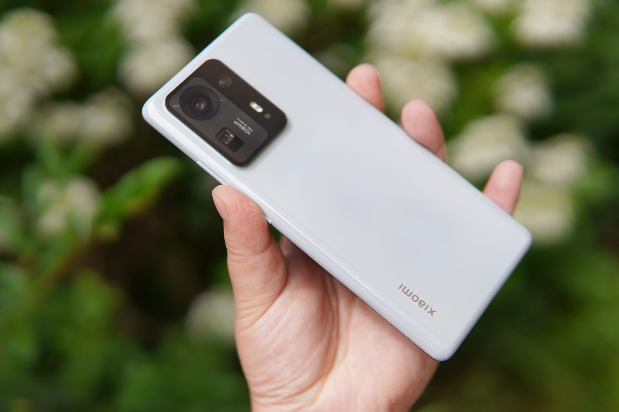 Xiaomi показала новий смартфон з підекранною камерою