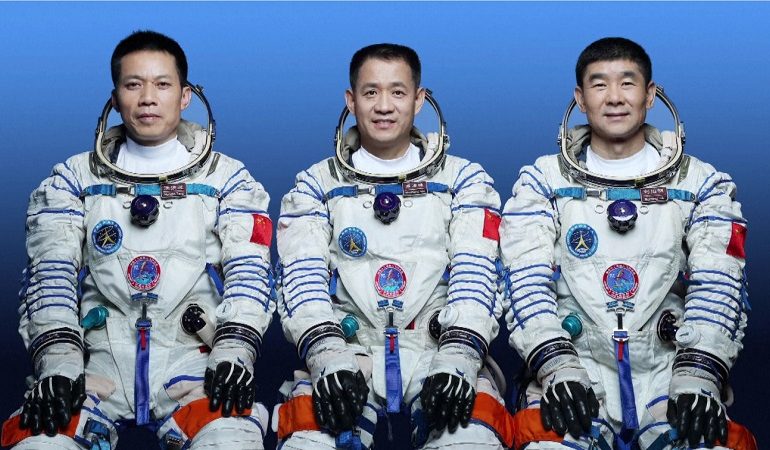 Китайский корабль с тремя членами экипажа вернулся на Землю после 90 дней в космосе