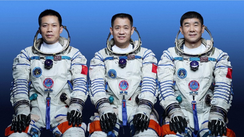 Китайський корабель з трьома членами екіпажу повернувся на Землю після 90 днів у космосі