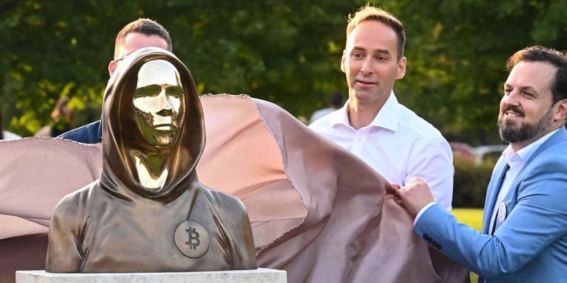 У Будапешті відкрили пам'ятник творцеві біткоіну